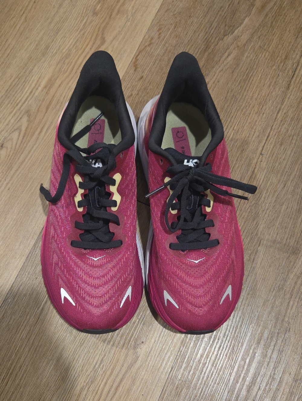 Hoka Women's Running Shoes in Dark Pink Arahi 6
